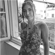 Studentessa laureata magistrale in linguistica e traduzione impartisce lezione di italiano, materie umanistiche e lingua inglese